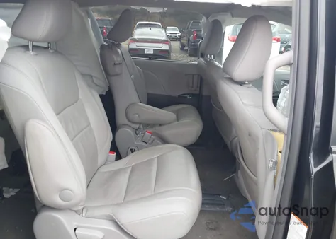 2017 Toyota Sienna Xle 8 Passenger z USA, uszkodzony, nr VIN 5TDYZ3DC3HS868565